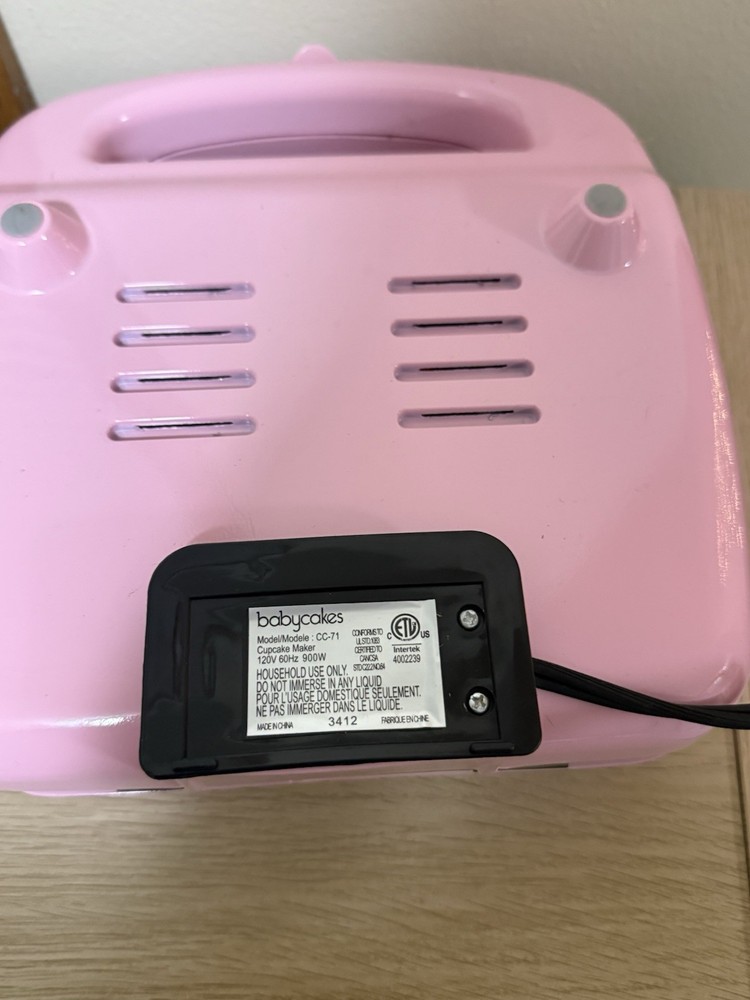 Babycakes Cupcake Maker Model CC-71 Pink Makes 6 Cupcakes
