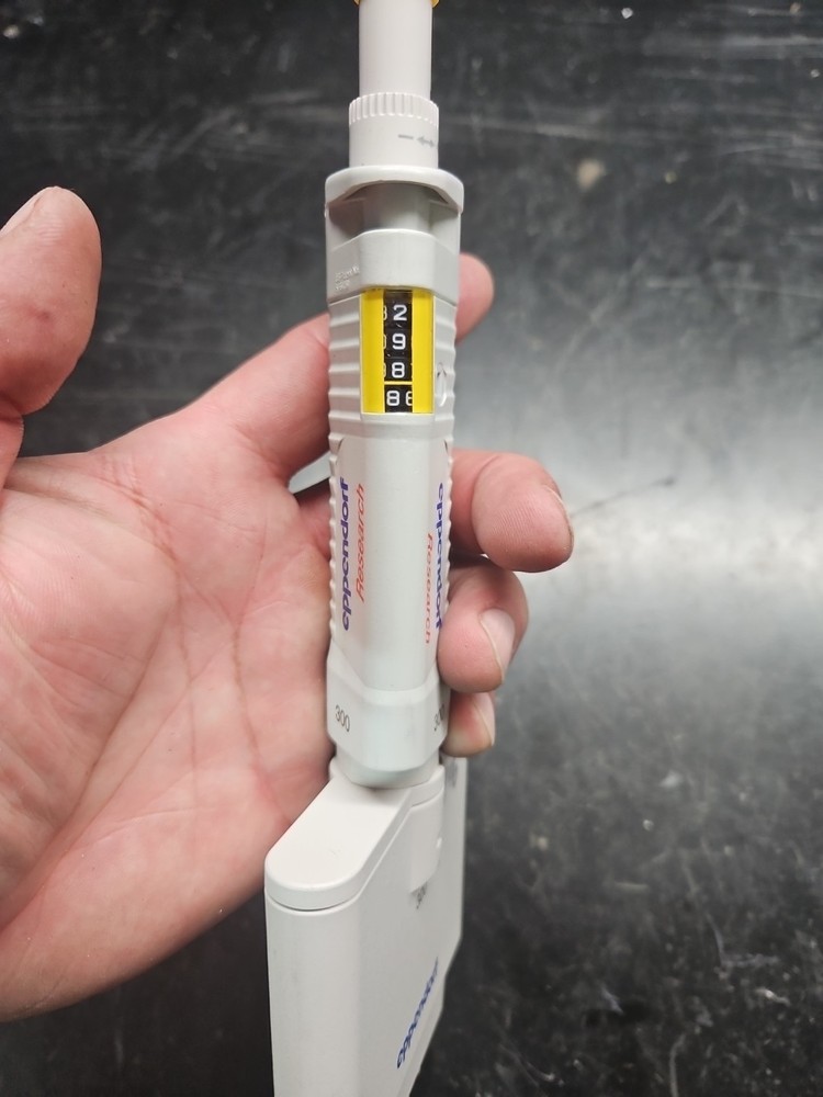Eppendorf RESEARCH 8-channel pipette 300