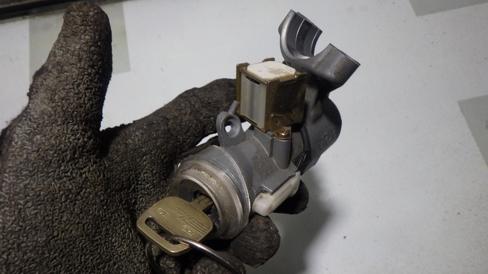 99 TOYOTA COROLLA Ignition W/Key