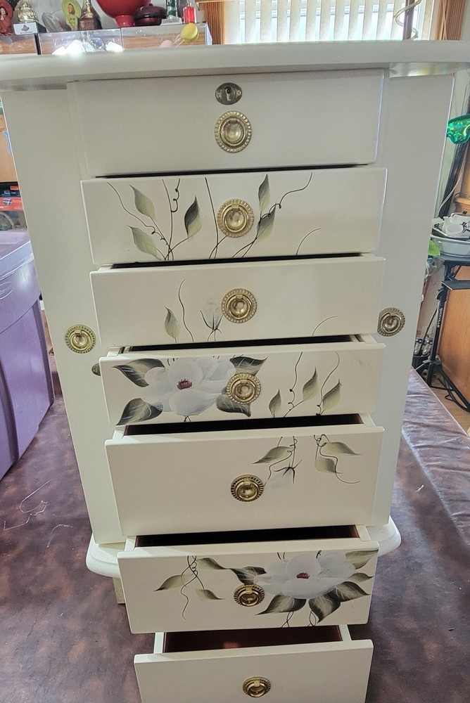 Jelwery Armoire