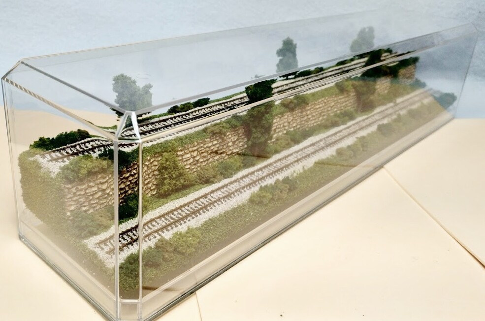 Z SCALE 16" 2-LEVEL TRACK -SUMMER SCENE-DISPLAY CASE -FOR ANY Z TRAIN