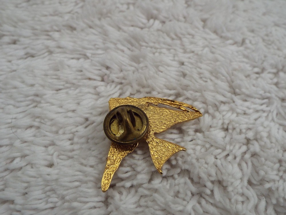 Goldtone Fish Tac Pin (C33)