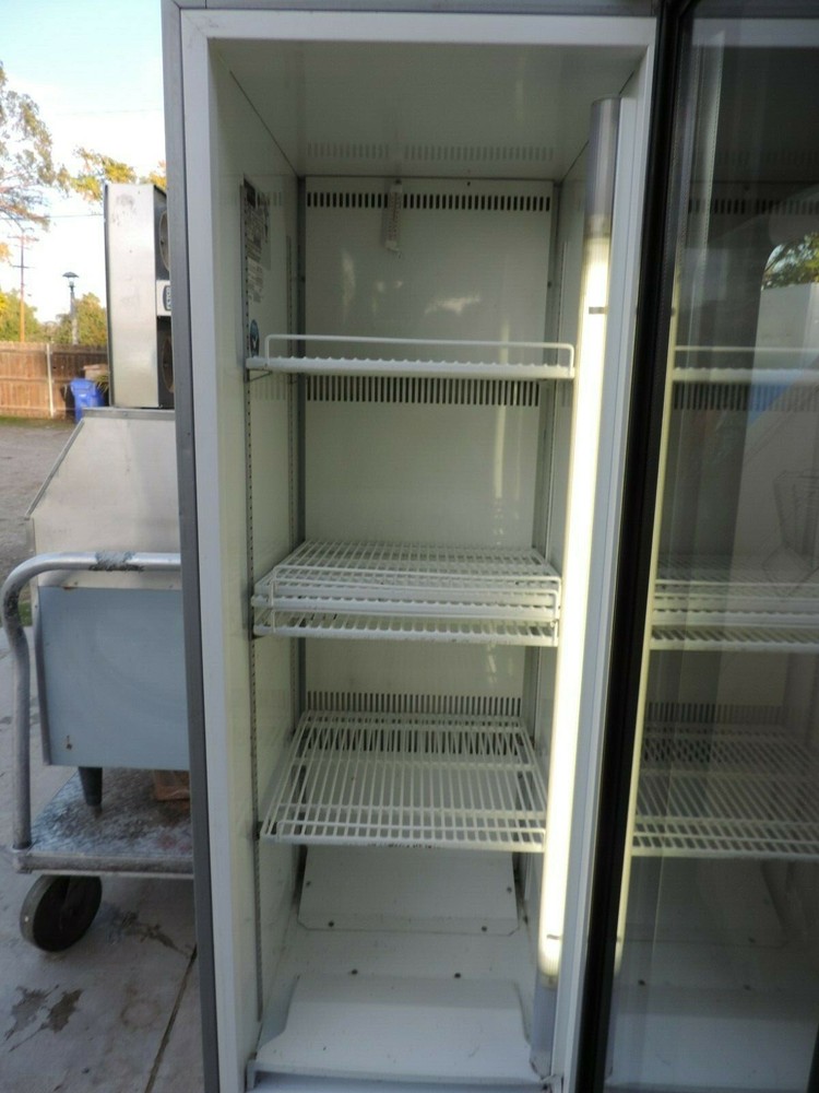 GLASS DOOR REFRIGERATED DISPLAY REFER
