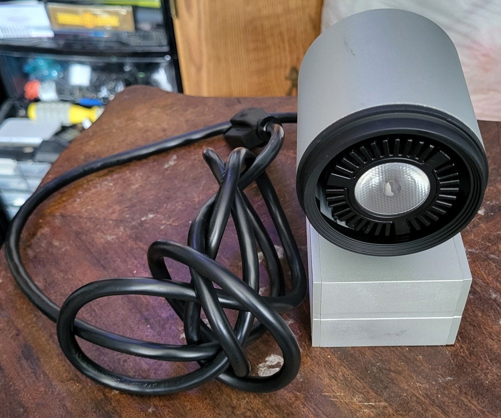 Stand-free Spotlight