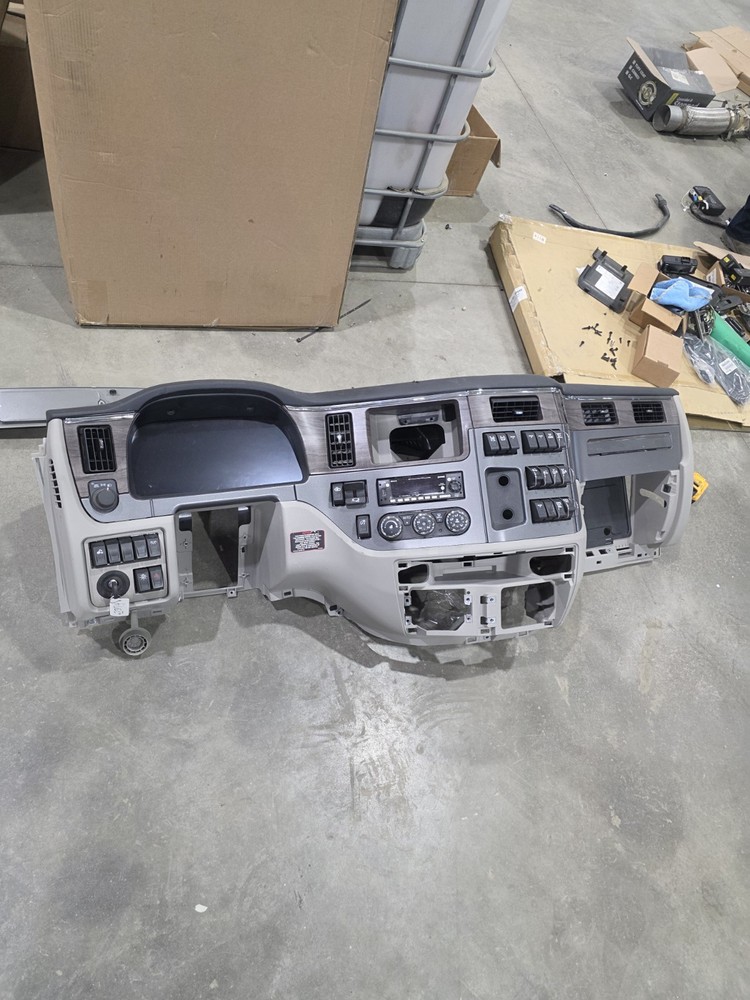 Peterbilt 589 Dash Assembly