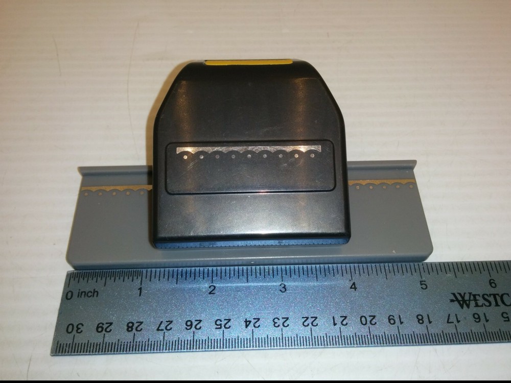 EK TOOLS SCALLOPED EDGE BORDER PAPER PUNCH
