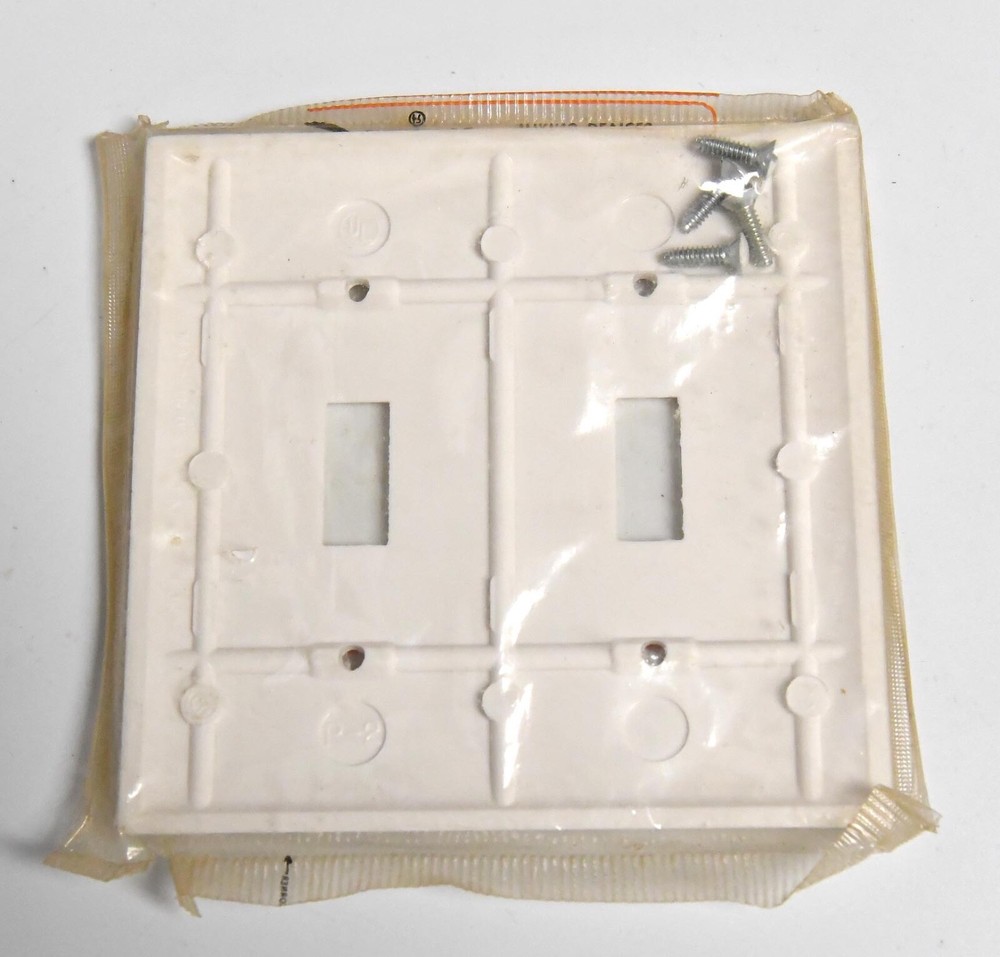 VINTAGE SIERRA NOS WHTE PLASTIC BAKELITE DOUBLE SWITCH PLATE COVER