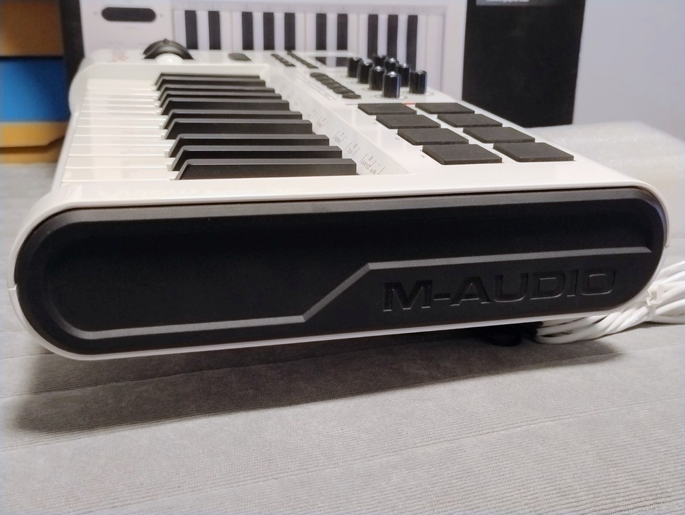 M-Audio Axion pro 25 Advanced 25Key USB MIDI Controller HyperControl Technology