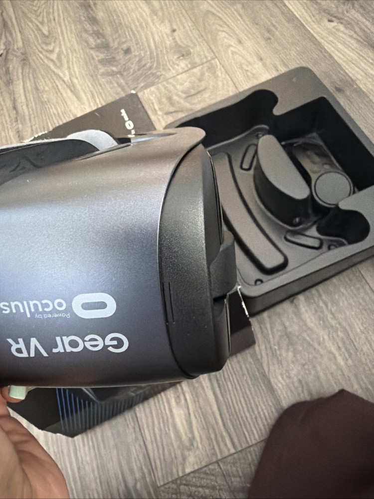 Samsung SM-R324 Gear VR W/Controller Powered by Oculus Open Box