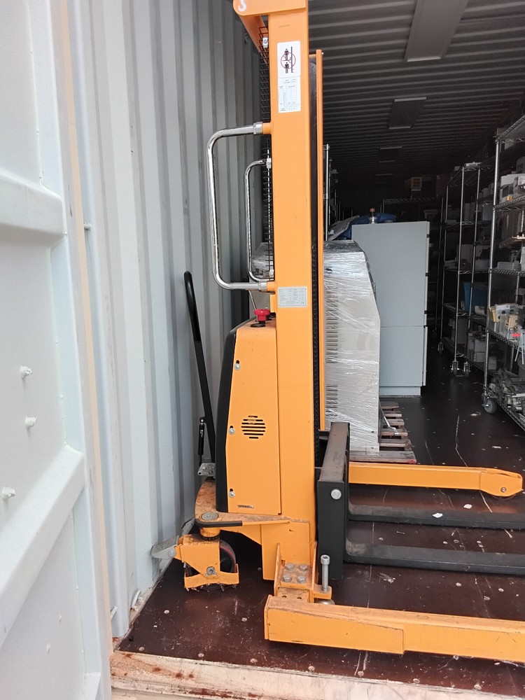 Uline H-5439 Straddle Stacker (LOCAL PICK-UP)