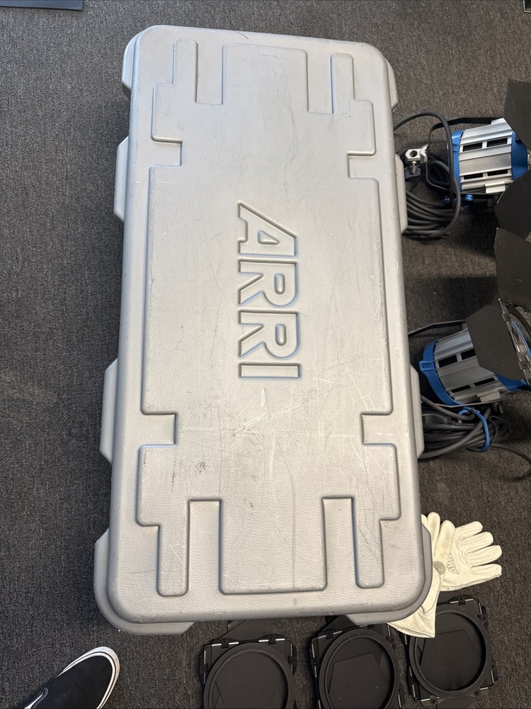 ARRI 650 Plus 2-Light Kit w/ Case, Barn Doors, Scrims, Cables – Tested