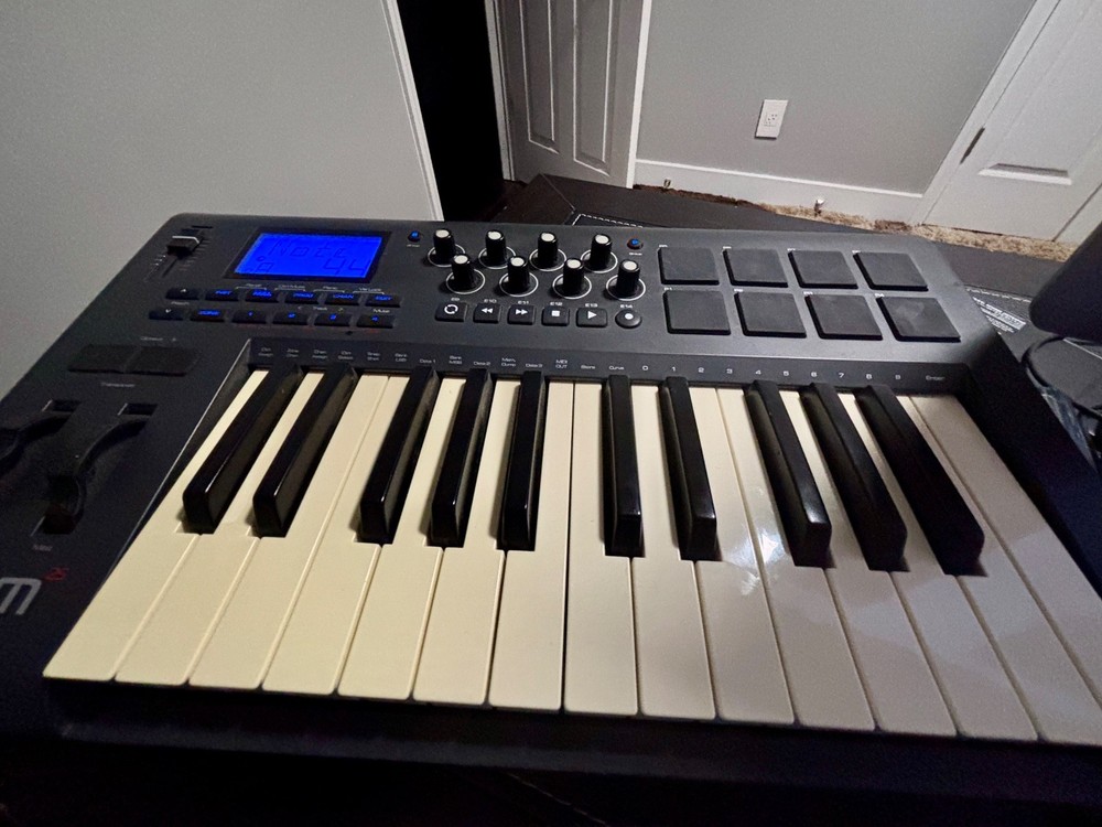 M-Audio Axiom 25 Advanced 25-Key Semi-Weighted USB MIDI Controller