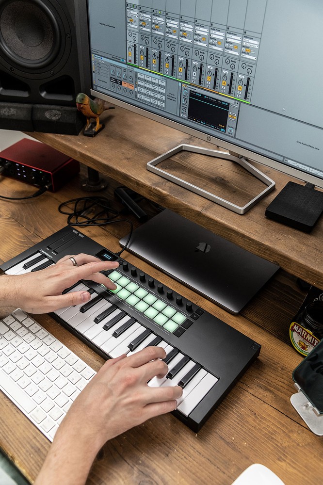 Novation LAUNCHKEY MINI 37 MK4 37-key Ableton Keyboard Controller+Microphone