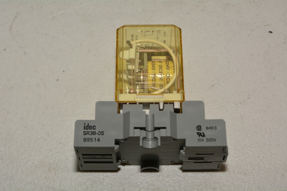 Idec Relay SR3B-05 Socket W/ RR2BA-U Relay