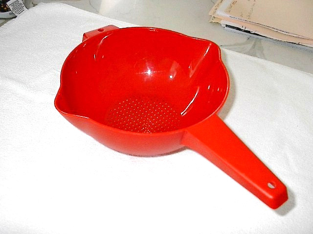 Vintage Tupperware 2 Quart Colander Strainer 1523-3 Paprika W/Pour Spouts EUC