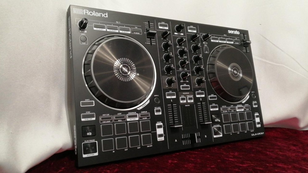 Roland DJ-202 2-Channel DJ Controller – Serato Compatible Performance Mixer -JPN