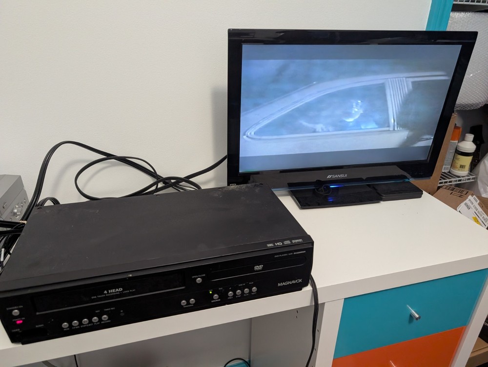 *READ NEEDS WORK* Magnavox DV220MW9 VHS VCR DVD Player Powers On - No Remote