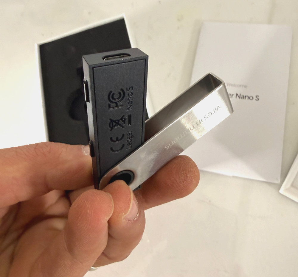 Ledger Nano S USB Hardware Wallet, Bitcoin Ethereum