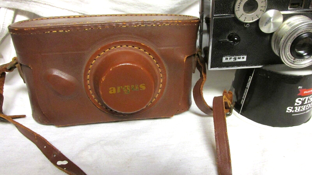 VINTAGE 1950s ARGUS C3 CAMERA WITH FLASH & BULB