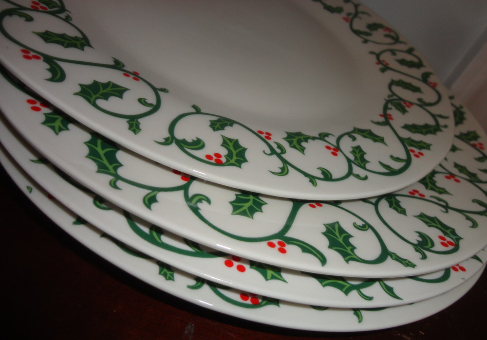 HOME ESSENTIAL AND BEYOND HOLLY SCROLL COLLECTION CHRISTMAS 4 DINNER PLATE 10.5"