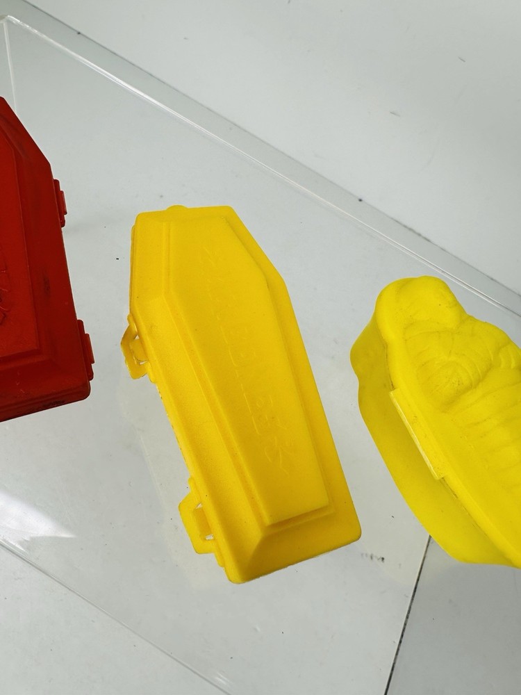 Vintage FLEER MR BONES Empty Yellow Coffin Casket Mummy Plastic Candy Container