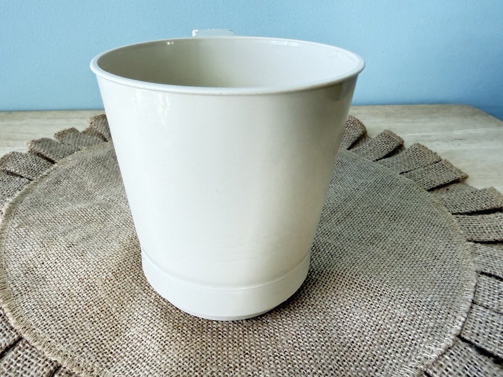 EKCO Hand Held 3-Cup Sifter With Lid-Off White-EUC