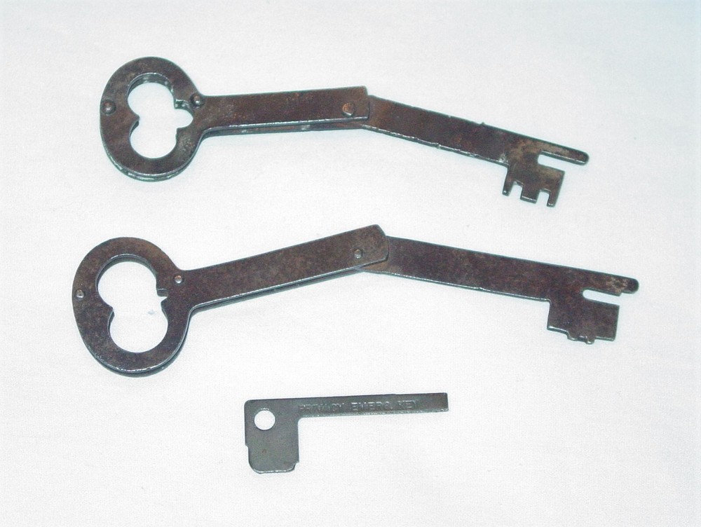 3 ANTIQUE / PRIMITIVE KEYS - 2 FOLDING SKELETON KEYS & 1 PERSONAL EMERGENCY KEY