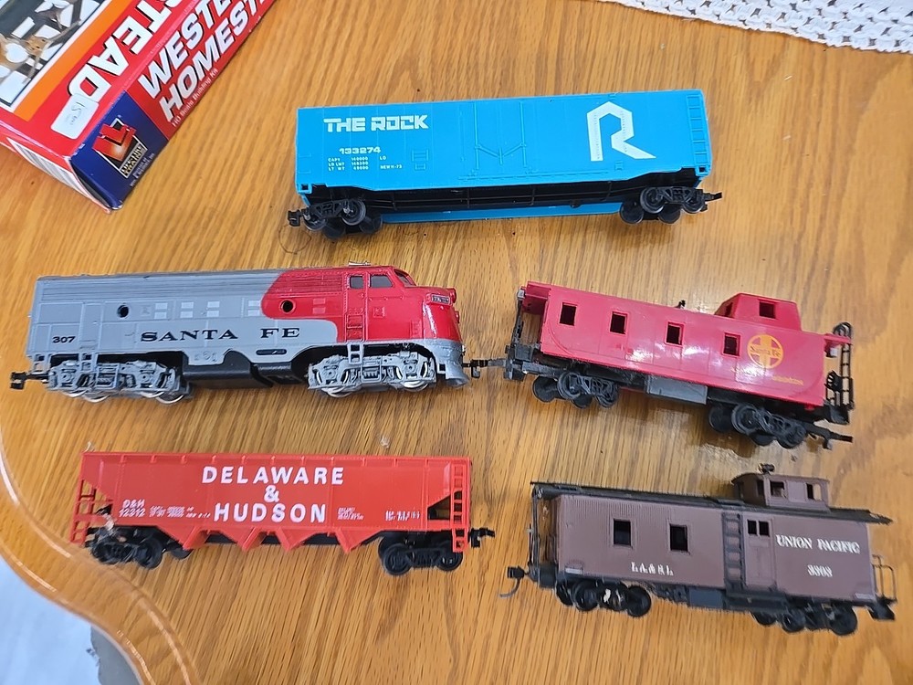 Bachmann Santa Fe Continental Express HO Electric Freight Train Engine & Cars