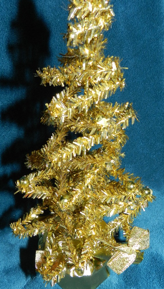 CUTE LITTLE GOLD TINSEL CHRISTMAS TREE!