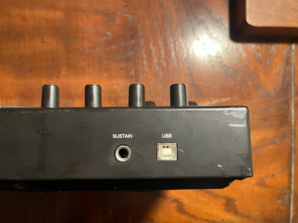 Alesis V25 MIDI Keyboard Controller 25-Key WORKING BUT DOESNT COME WITH CABLE