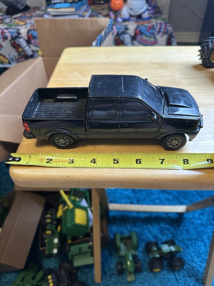 John Deere Lot: 6 Different Large Pieces