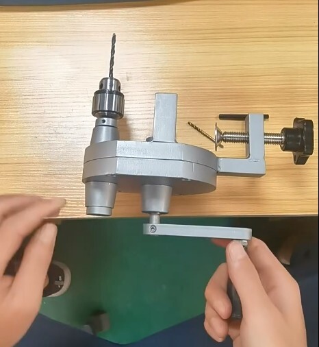 Manual tapping machine includes chuck and hand cranked tapping machine