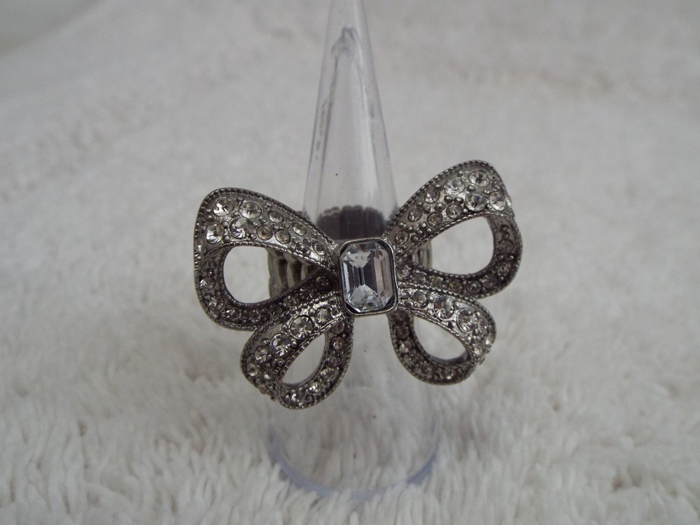 Silvertone Rhinestone Bow Ring ~ Stretchband Size 6-8 (J48)