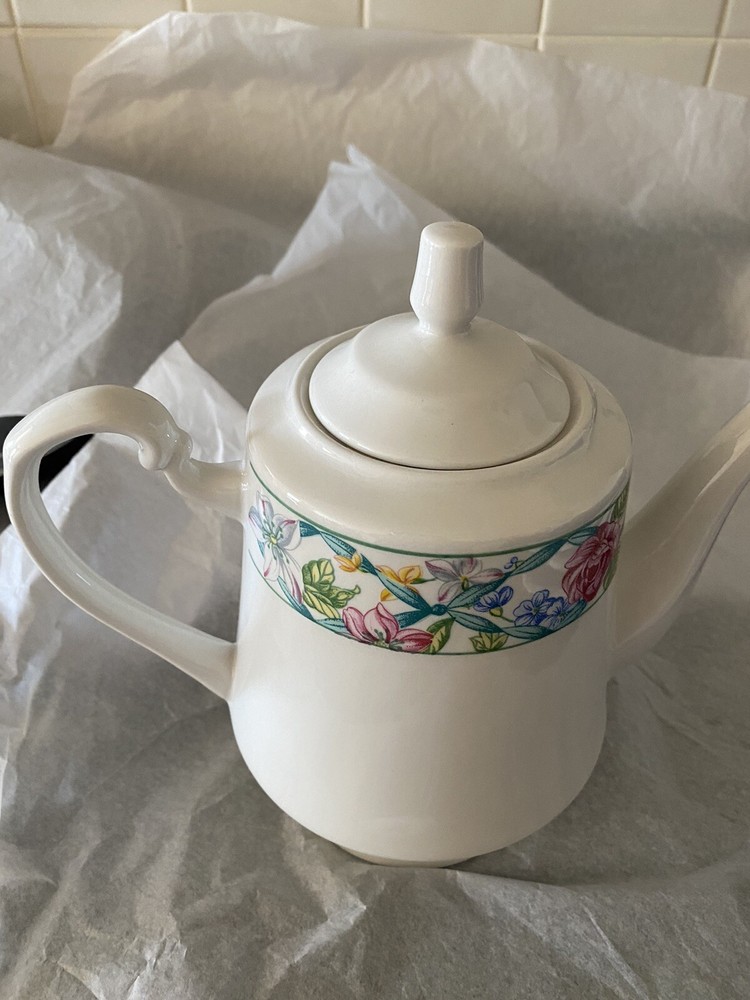 FARBERWARE Bouquet 301 -8 Teapot. Excellent Condition.