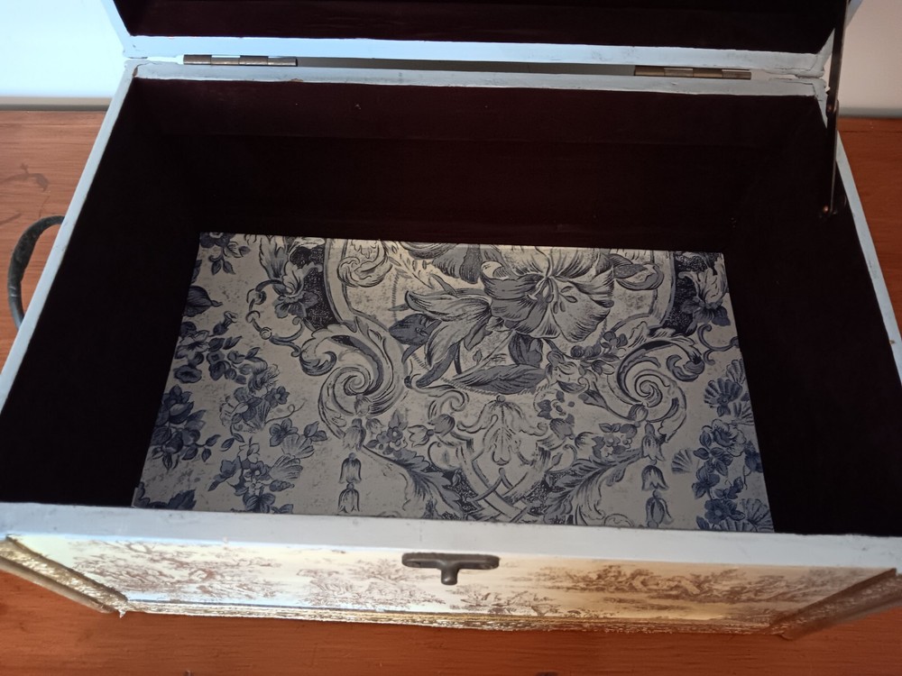 Vtg Dome Chest With Velvet Interior