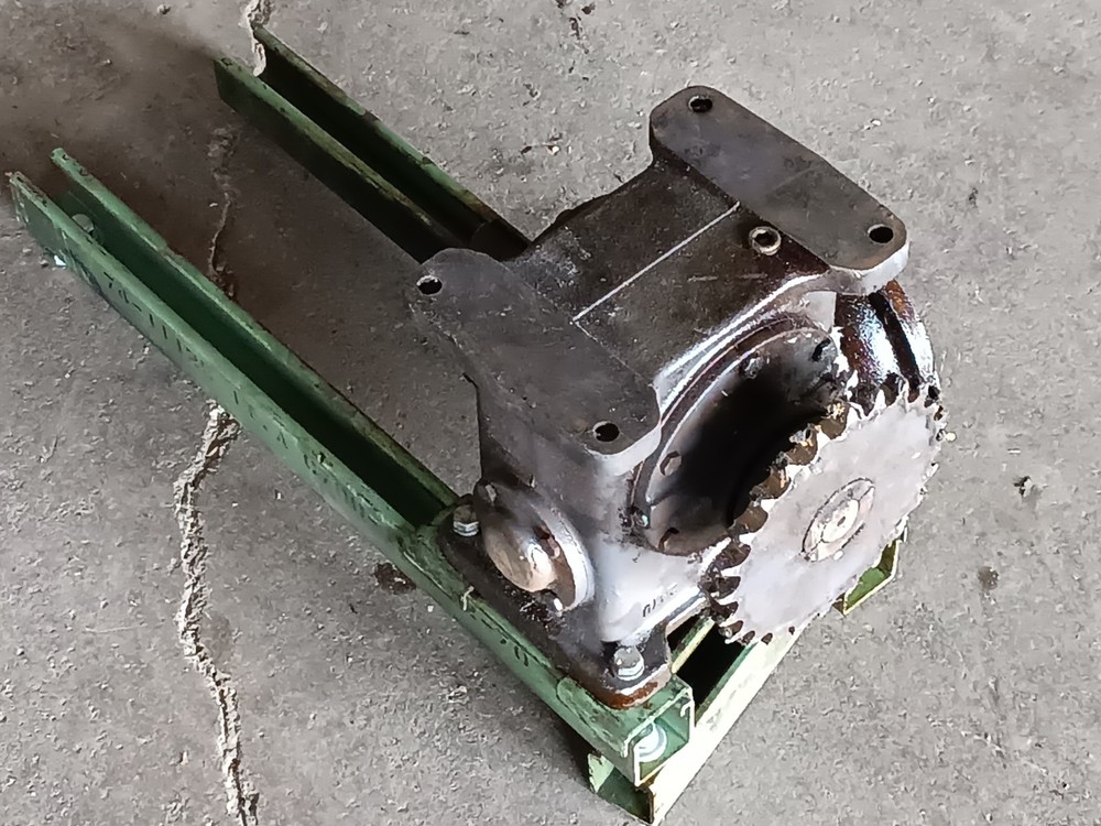 Browning 237U Right Angle Wormgear Gear Reducer On Mounting Bracket, Untested