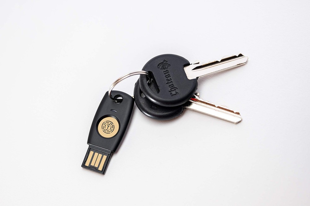 FIDO2 U2F Security Key Passkey Two-Factor Authentication (2FA) Small, Black