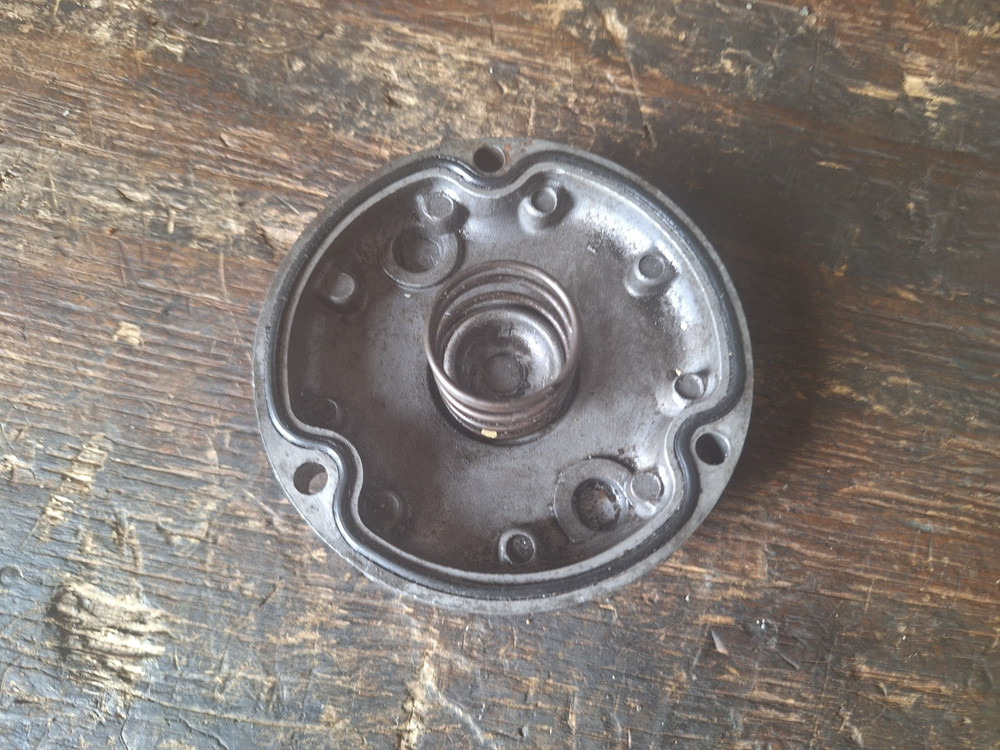 Suzuki GS 500 E - Engine Oil Filter Cover