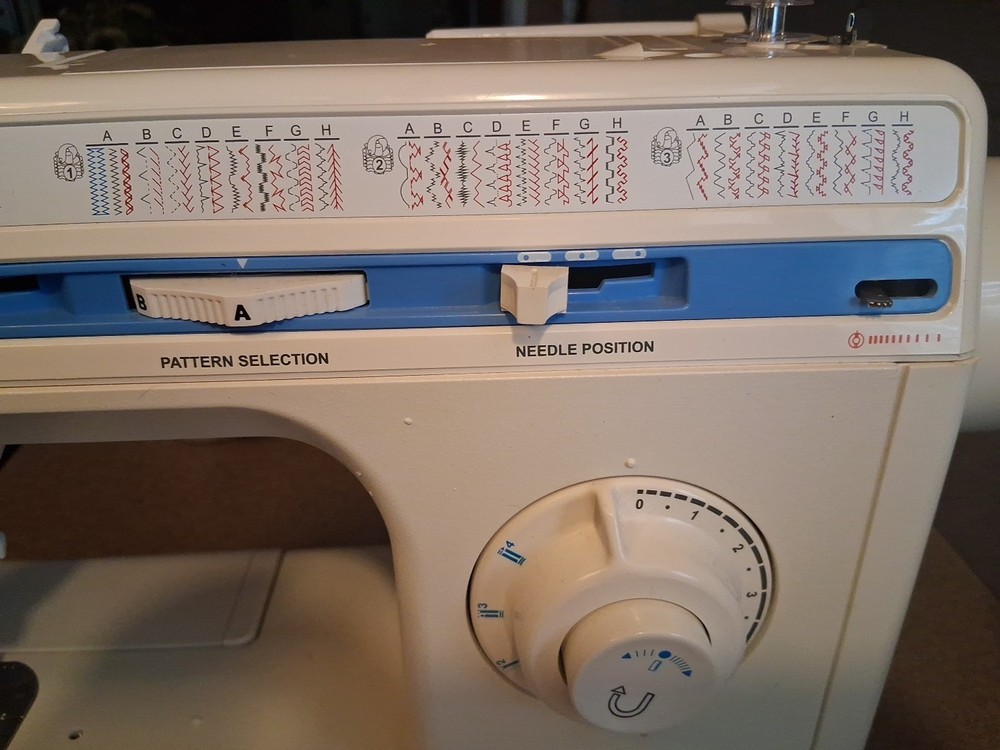 Singer Sewing Machine W/Foot Pedal 5062 Working