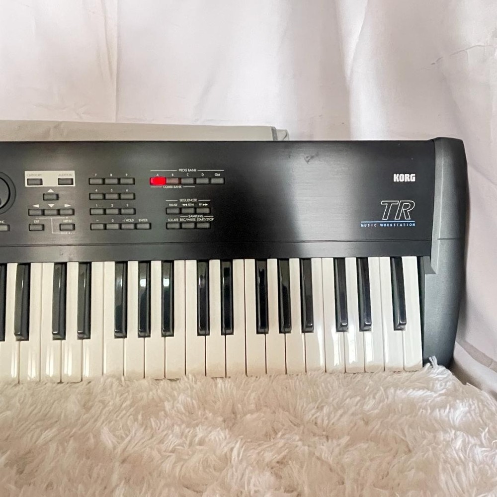 KORG TR76 Synthesizer