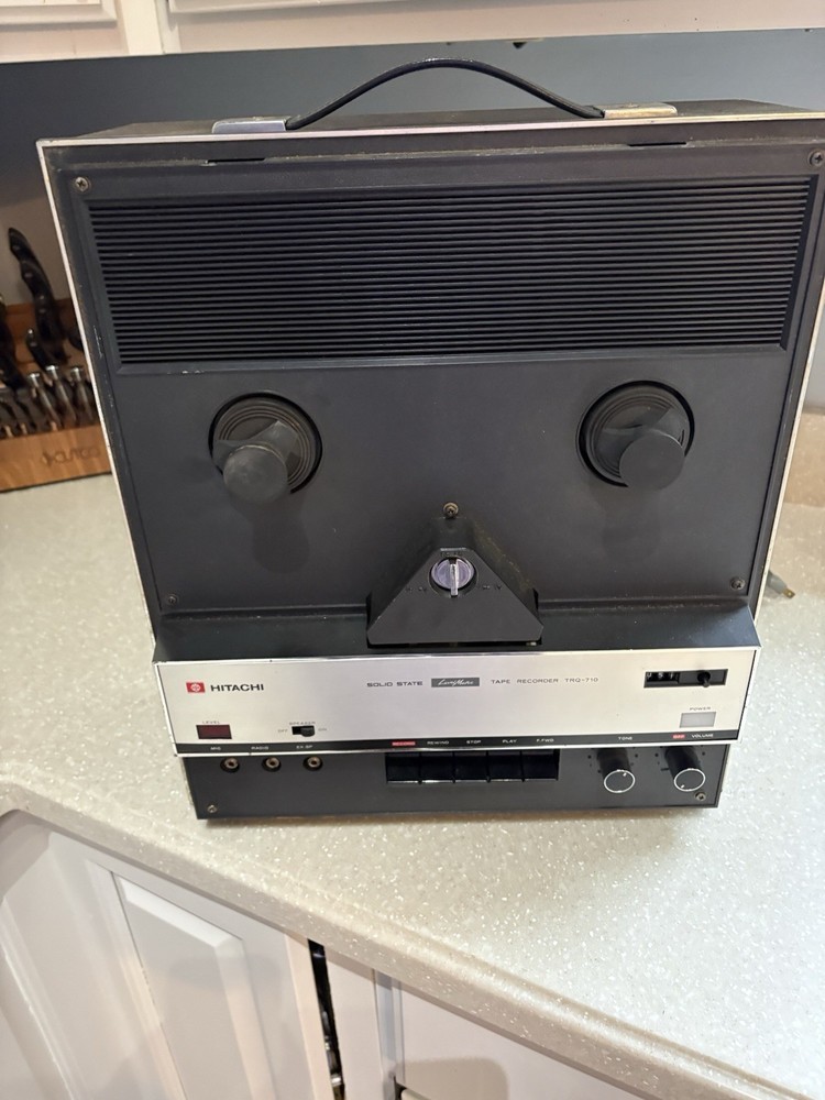 hitachi tape recorder TRQ 710 Powers Up With Microphone Please Read Description