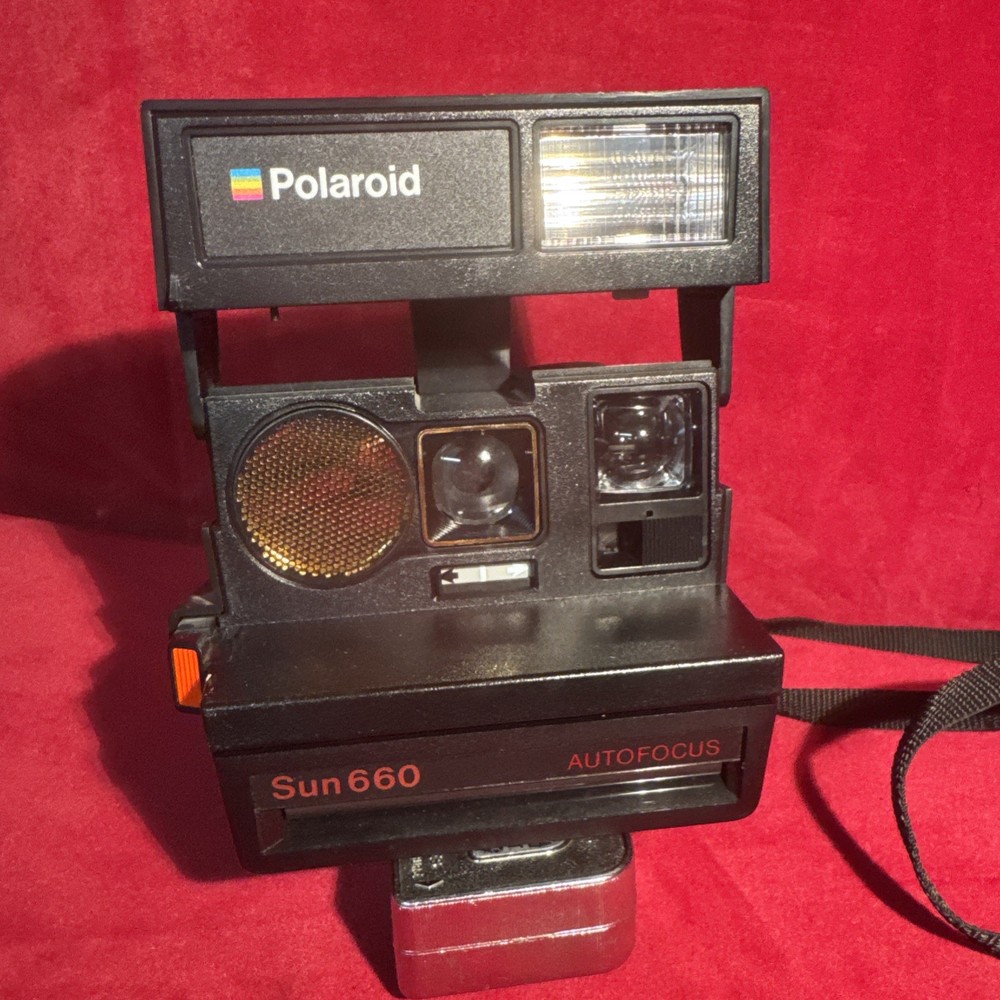 Polaroid SUN 660 Autofocus Instant Camera (L)