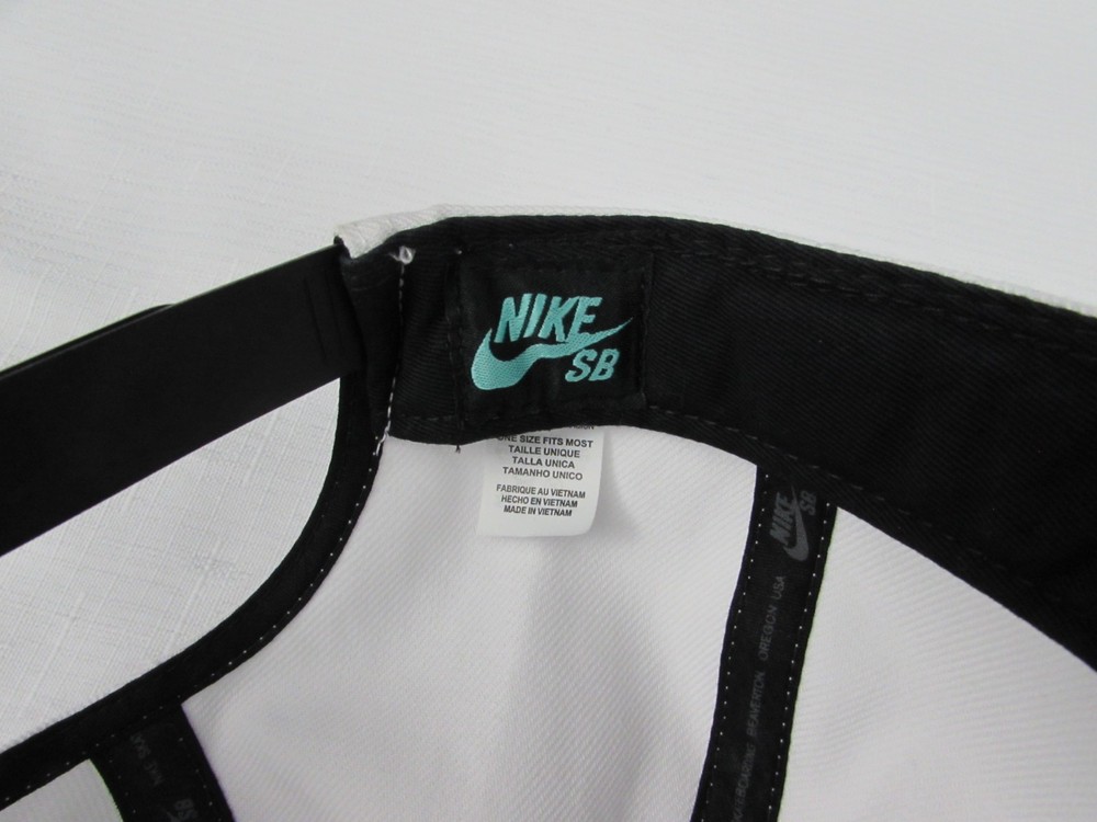 Nike SB Skateboarding Flat Brim Snapback Adjustable Hat Black/White