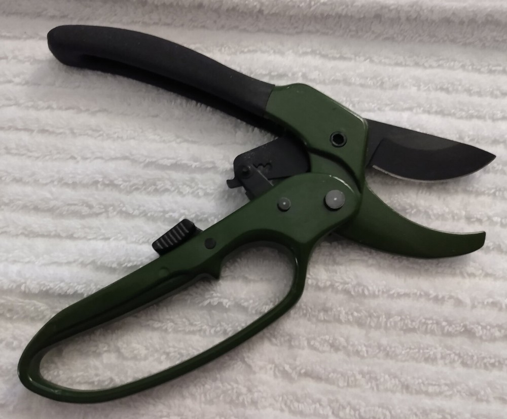 Ratcheting Garden Hand Pruner