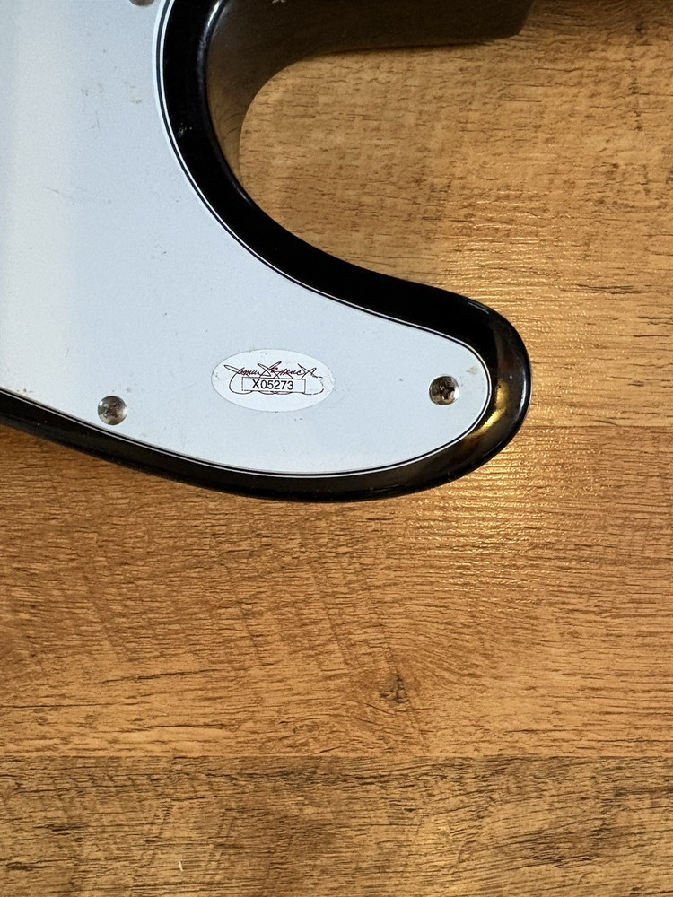 MUSIC LEGEND CHUCK BERRY SIGNED GUITAR JSA AUTHENTICATION
