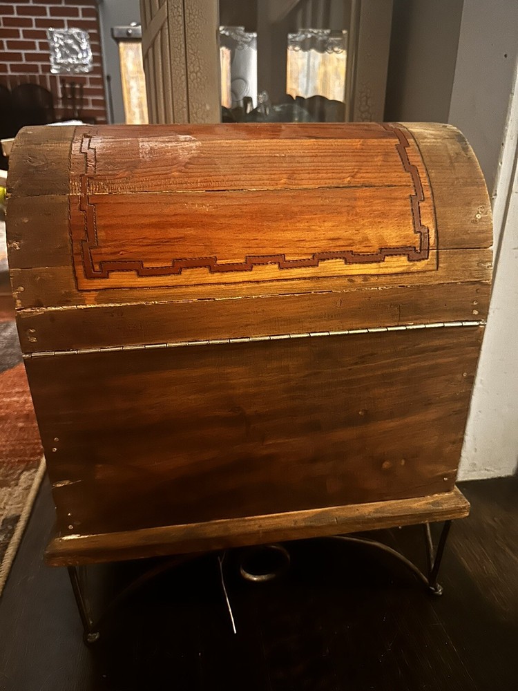 vintage Cedar treasure chest dos equios