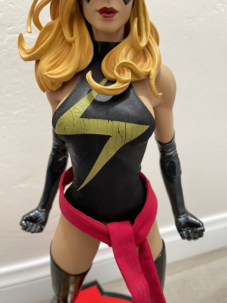 Sideshow Collectibles Exclusive Ms Marvel Premium Format Statue Marvel (READ)