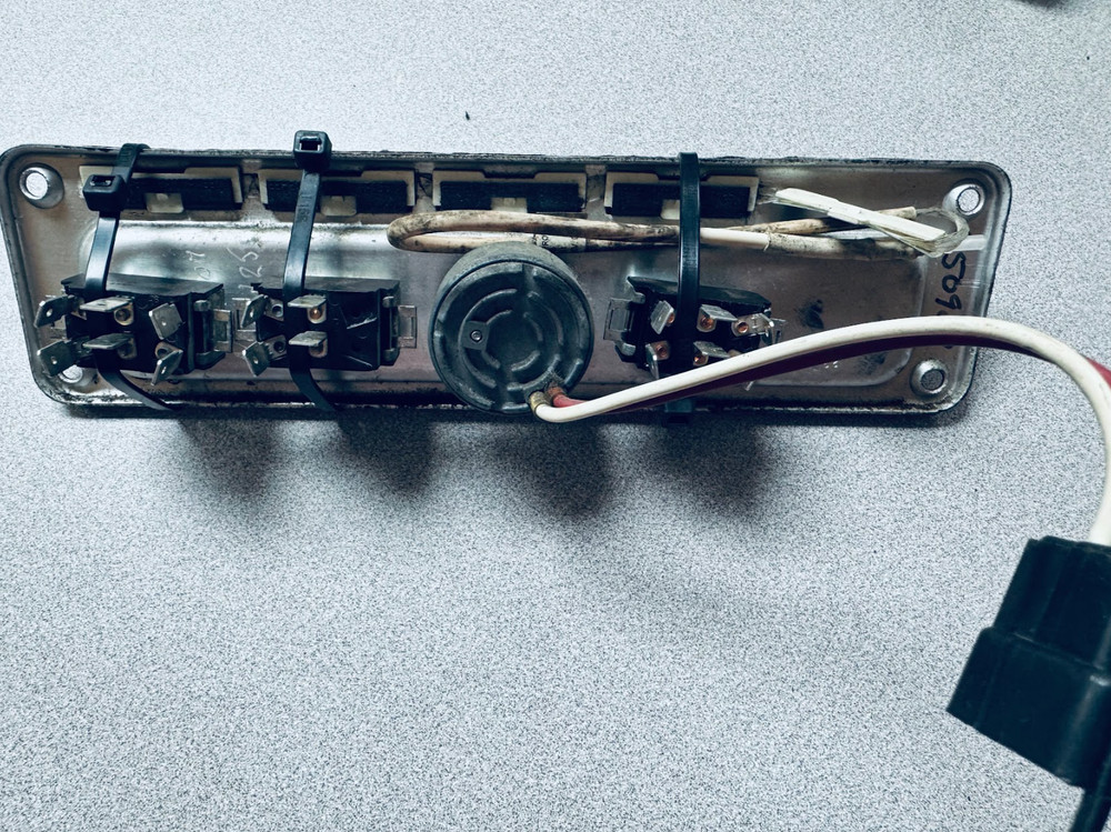 Freightliner FLD Dash Switch Panel P/N 22-25266-4