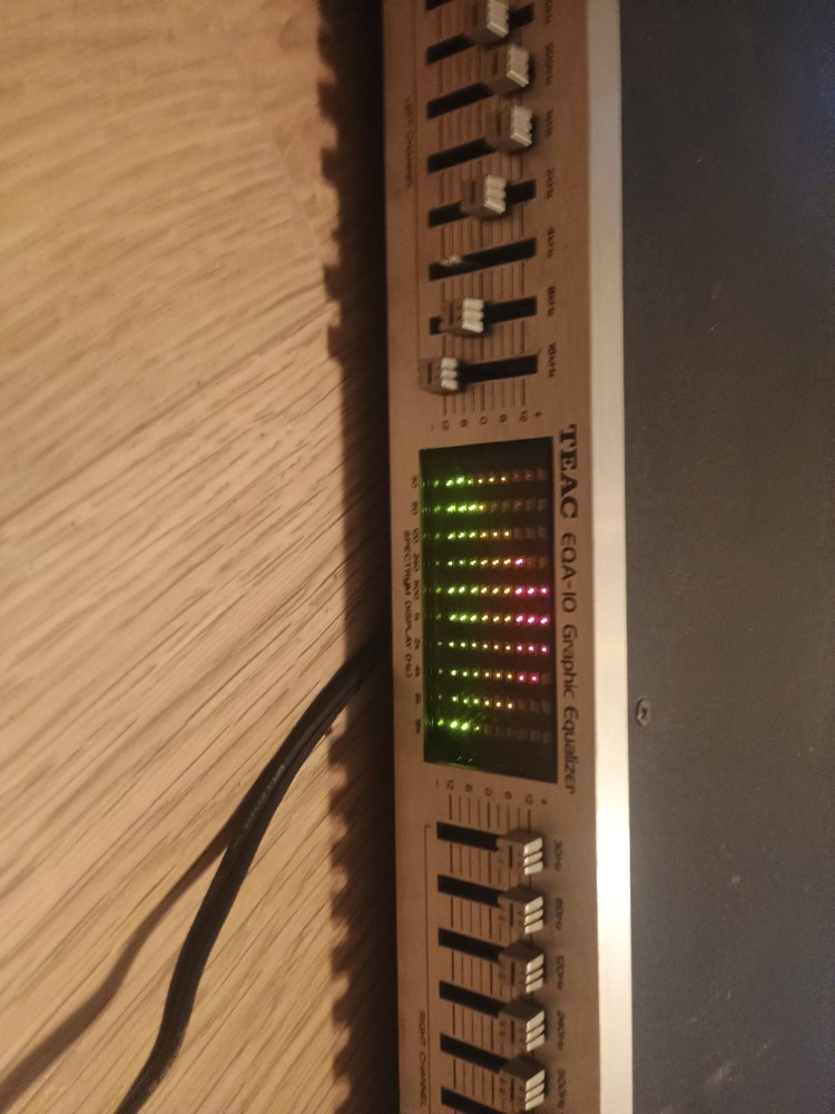 TEAC EQA-10 Graphic Equalizer turns on