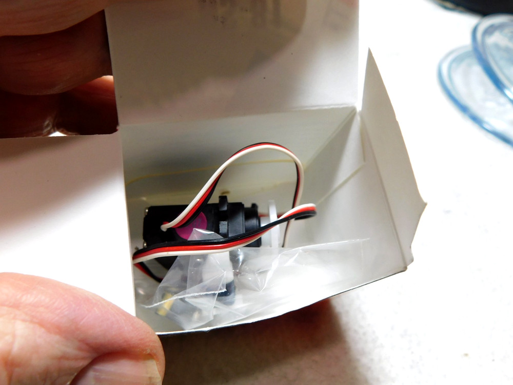 NOS Hitec Servo HS-81 Micro in Box